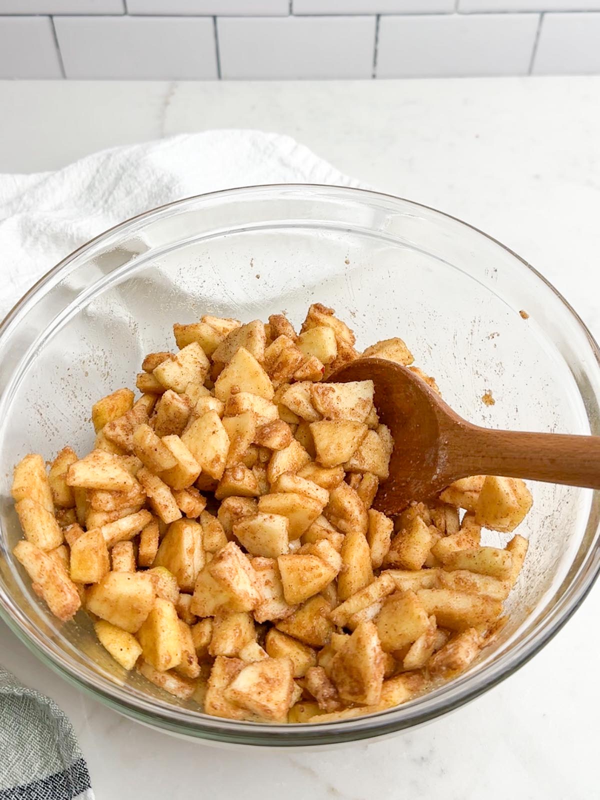 apple pie filling in a clear bowl